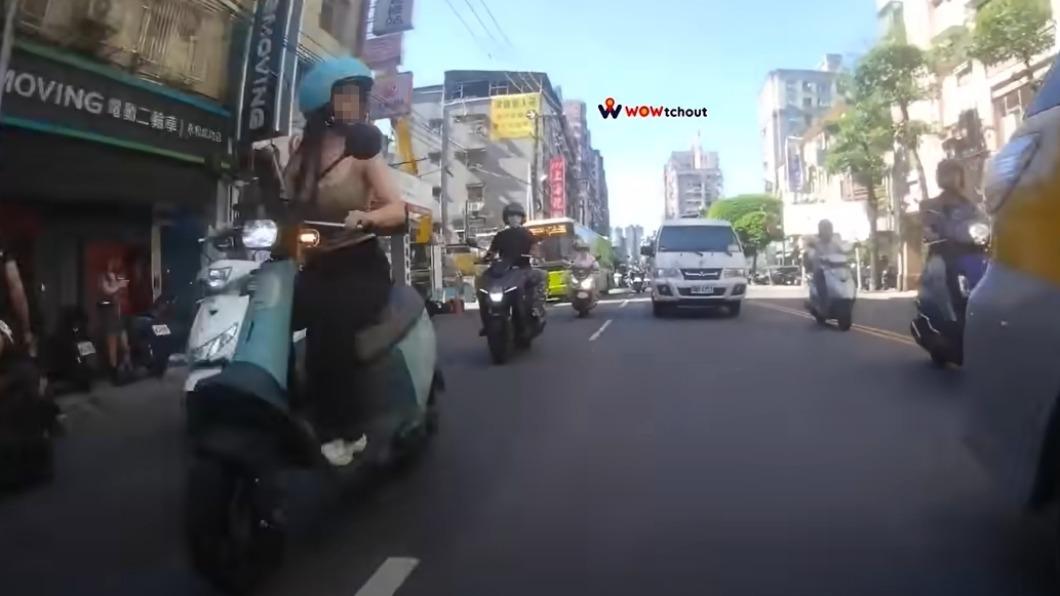 女子因看向左方未注意到前面車輛慘摔。（圖／翻攝自WoWtchout - 地圖型行車影像分享平台YouTube頻道）