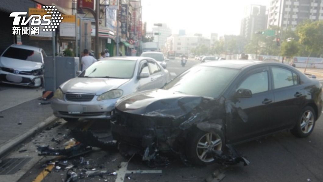 楊男酒駕追撞3台汽機車。（圖／警方提供）