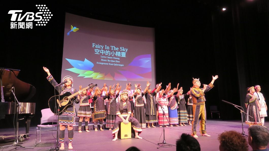 原住民高中生以清亮嗓音詮釋多元曲目，博得滿堂彩。（圖／中央社）