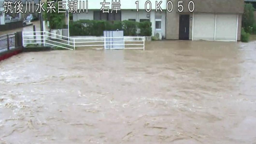 河川氾濫引發洪災，福岡2個水庫已開始洩洪。（圖／翻攝自國土交通省網站）