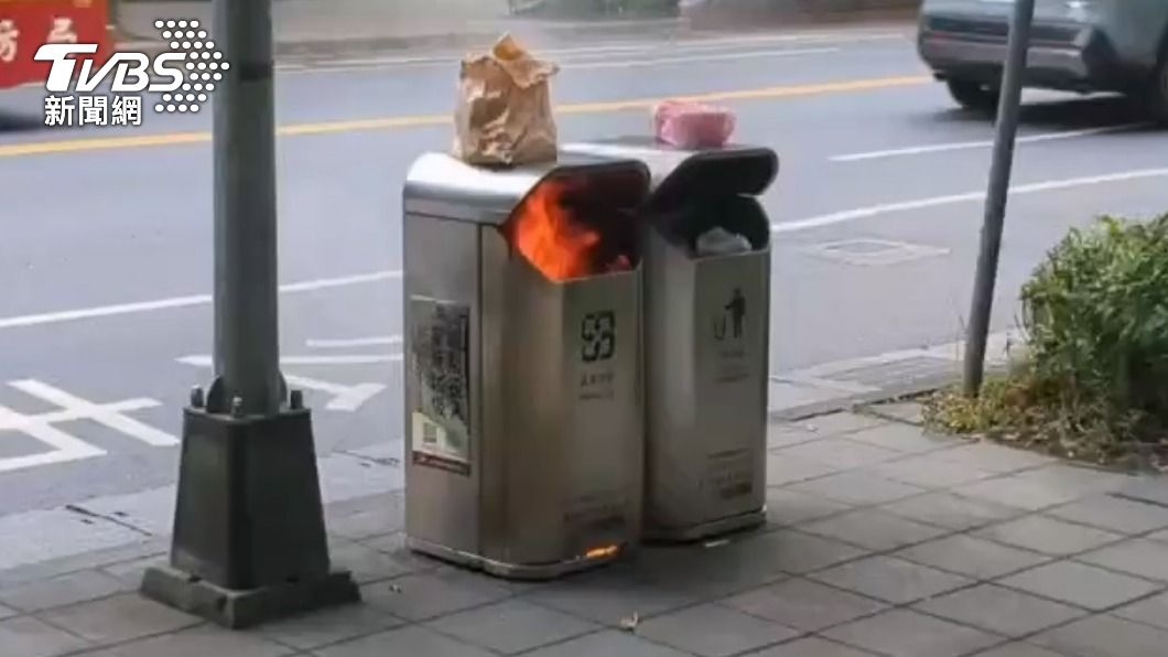 公用垃圾桶燒起來。（圖／TVBS）
