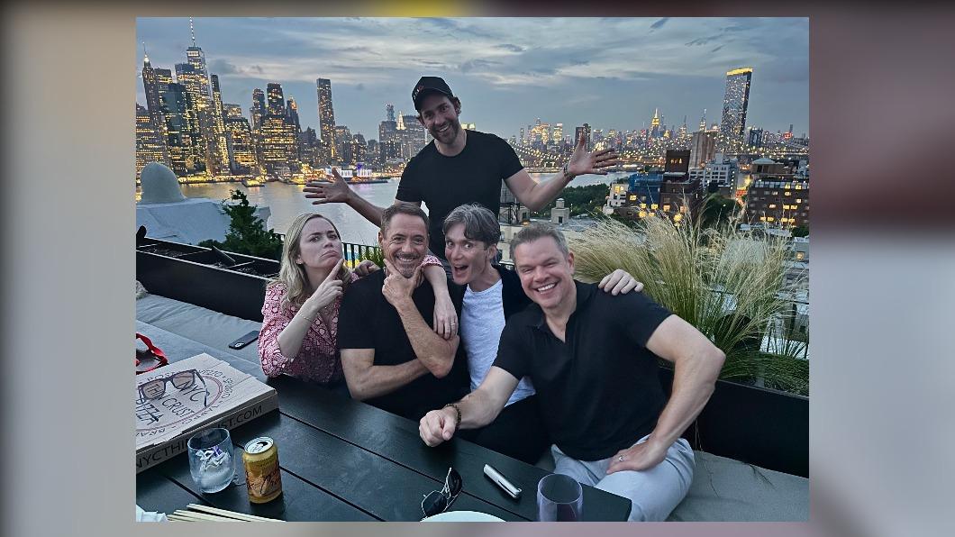 《奧本海默》群星在紐約聚會合照。(圖/ 翻攝 小勞勃道尼 官方社群)