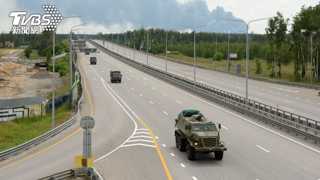 瓦格納部隊叛變當天有一隊軍事車輛被目擊向東轉向一座俄羅斯核武軍事基地前進。（圖／達志影像路透社）