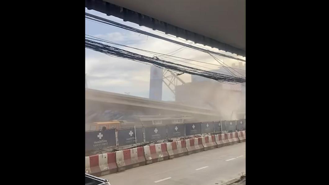 曼谷發生嚴重高架橋工程坍塌，造成2死10多人受傷。（圖／翻攝自POLICETV臉書粉專）
