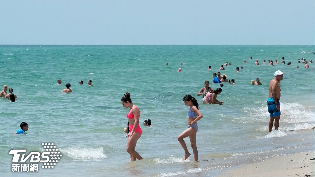 不少人會選擇海灘戲水消暑，但卻有環團警告，美國有高達55%海灘「不安全」。（圖／達志影像美聯社）