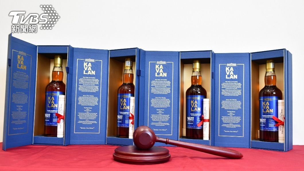 本次拍賣會商品為曾獲獎的噶瑪蘭威士忌原酒。（圖／TVBS）