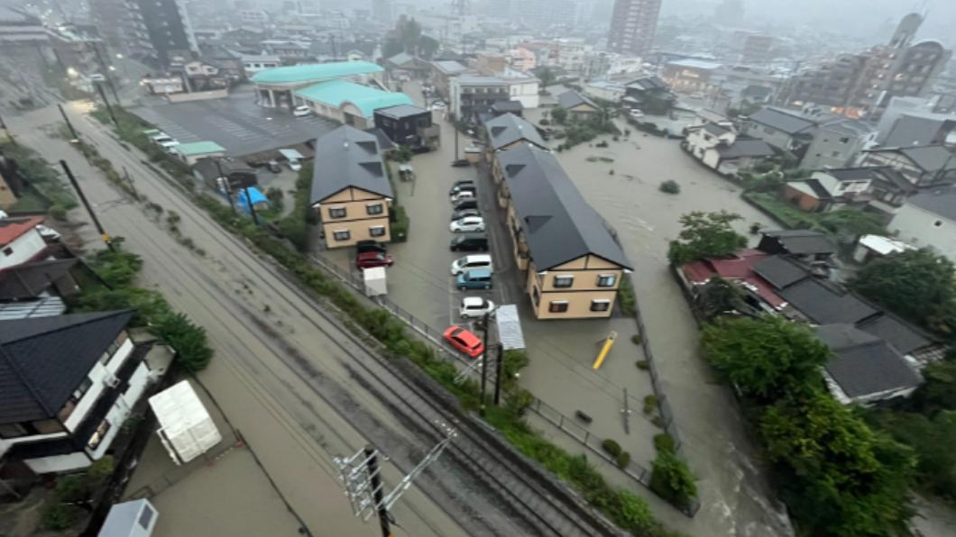 日本九州豪雨導致各處淹水。（圖／翻攝自推特@NlegtE4ZlhKpvlp/）
