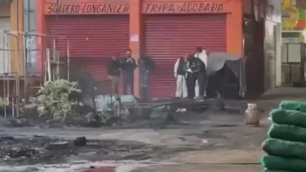 墨西哥中部城市一處市場10日驚傳遭蒙面歹徒闖入射擊並縱火。（圖／翻攝自Twitter）