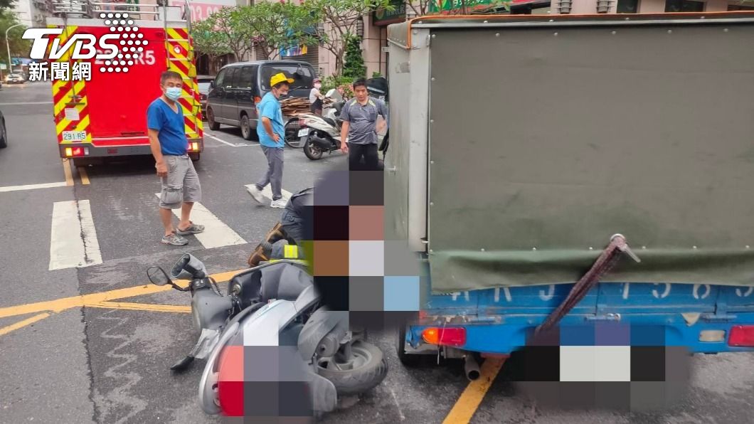 婦人被壓困在小貨車下，警消到場搶救。（圖／TVBS）