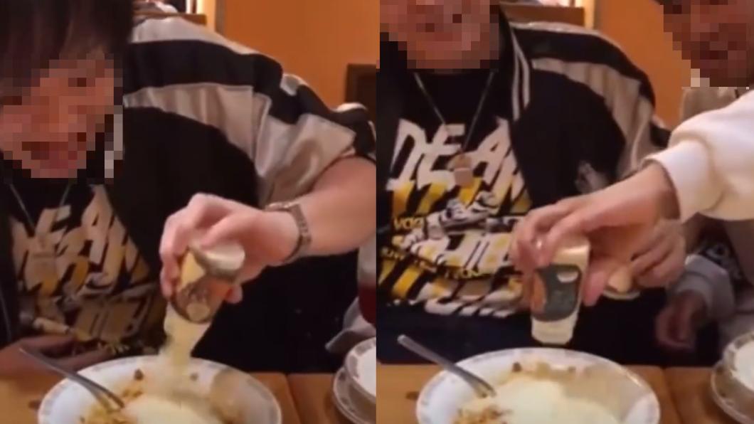 日本社群媒體上流傳著一段影片，只見有顧客掀開起司粉罐的整層蓋子，把數罐起司全部倒光。（圖／翻攝自@itaiTikTok推特）