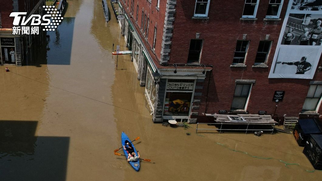 美國東北部遭「千年一遇」暴雨狂炸，居民外出得滑獨木舟。（圖／達志影像路透社）