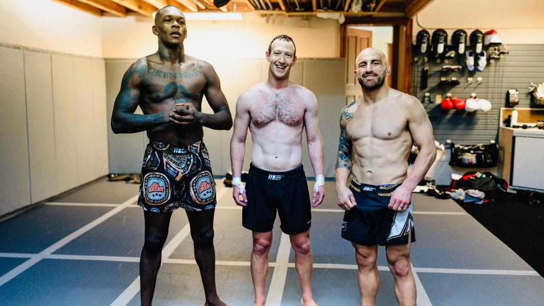 祖克柏（中央）與兩名UFC冠軍合照，分別是「黑龍」阿迪薩亞（左）與「大帝」沃爾卡諾夫斯基。（圖／翻攝自Israel Adesanya推特）