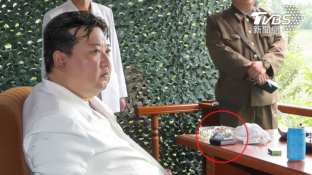 金正恩視察導彈試射現場時，被拍到桌上放了一個類似折疊式手機的物品。（圖／達志影像美聯社）