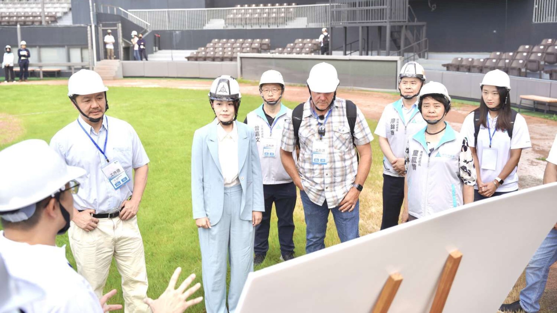 新竹市長高虹安偕同Chad Olsen至新竹市立棒球場展開場地檢測與評估工作。(圖/新竹市政府)