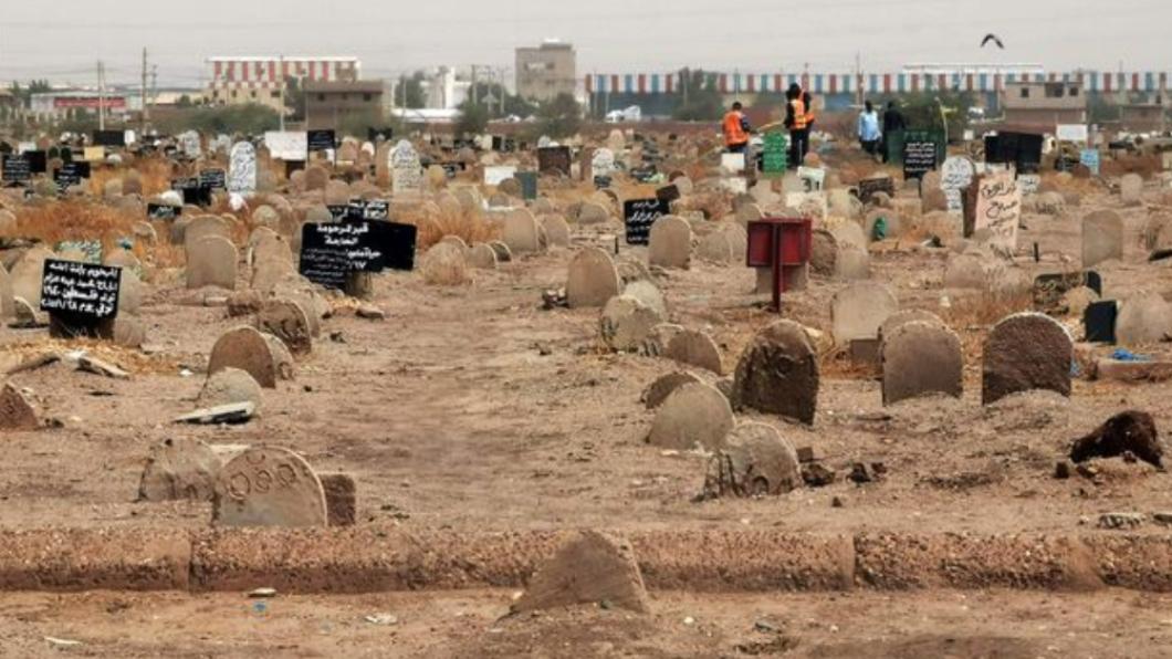 圖為2020年在蘇丹喀土穆東部發現的亂葬崗，據稱此處埋著1998年試圖逃離軍事訓練營而被殺的學生。（圖／翻攝自Twitter）