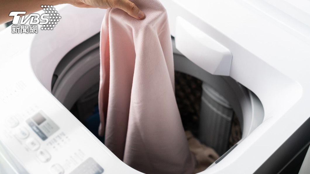有網友好奇洗衣蓋是否要打開。（示意圖／shutterstock達志影像） 洗衣機用完蓋子要關嗎？　日廠商曝：1動作「超容易長黴菌」