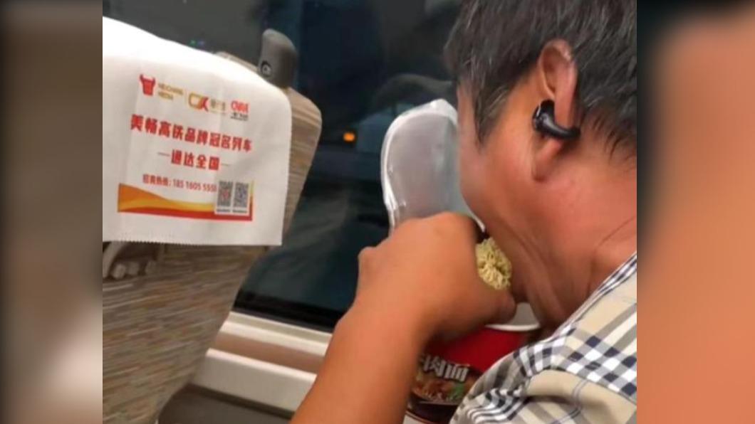 中國一名大叔為怕味道影響別人，在高鐵上吃「乾泡麵」。（圖／翻攝自《網易》）