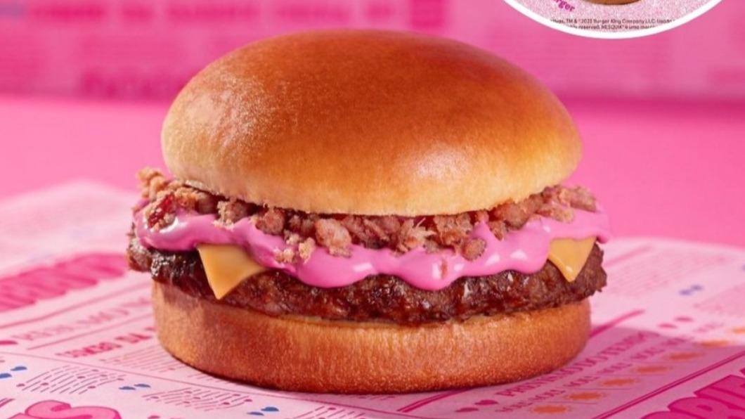 巴西漢堡王推出「芭比套餐」，「芭比漢堡」淋上粉色醬料。（圖／翻攝自 推特@RoUgarte1）