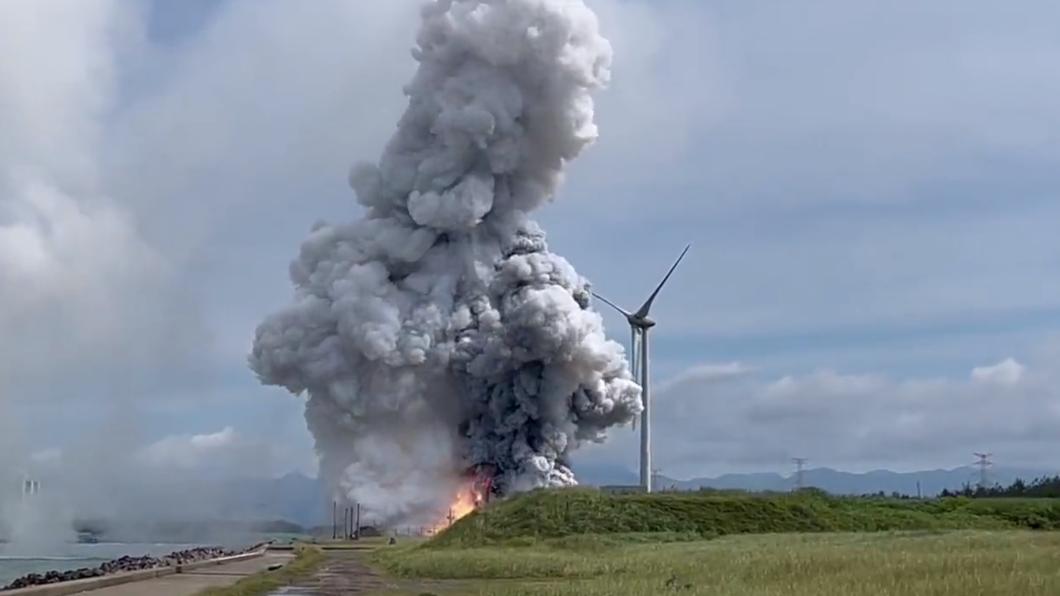 JAXA火箭進行燃燒測試時發生異常狀況，現場起火爆炸。（圖／翻攝自@choco_bananas13推特）