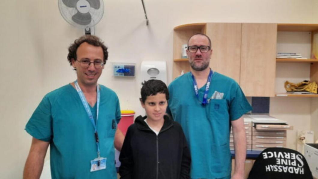 以色列一名12男童日前因車禍導致頭部與脊椎分離，最後奇蹟康復。（圖／翻攝自Twitter）