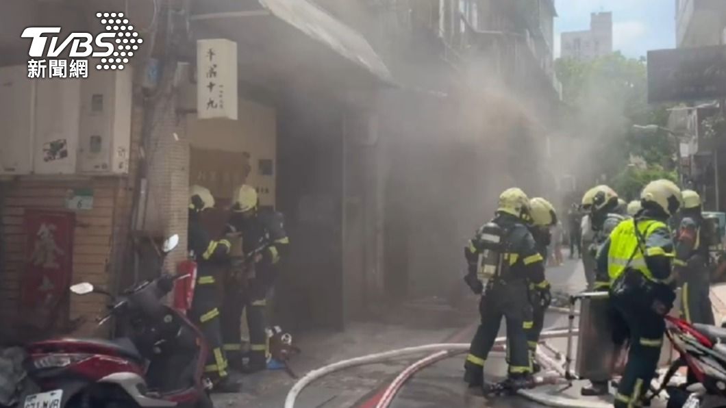 四川料理餐廳起火2名員工送醫。（圖／TVBS）