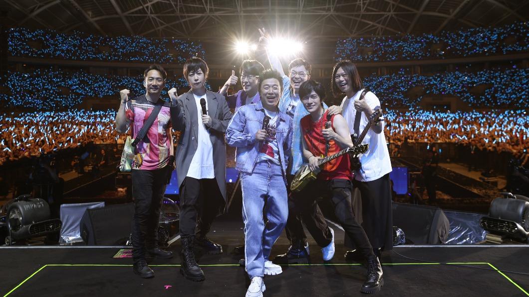 黃渤和大鵬導演昨擔任五月天演唱會瀋陽場嘉賓。（圖／相信音樂提供）