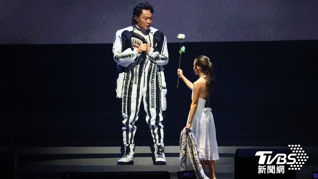 陳奕迅唱一半白衣小女孩獻花。（圖／張哲鳴攝）