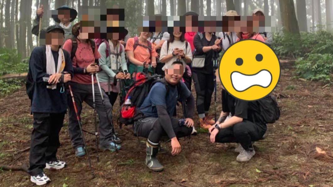 一名網友貼出山友們在深山的合照，結果疑似有「魔神仔」入鏡。（圖／翻攝自「爆廢公社二館」臉書）