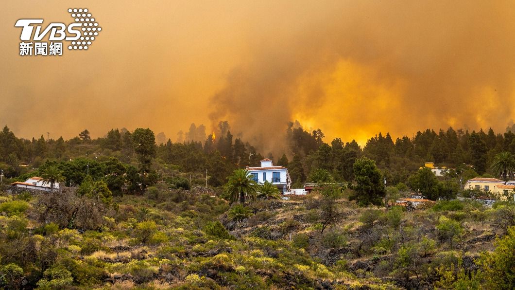 西班牙拉帕馬島野火失控，已撤離至少2000名居民。（圖／達志影像美聯社）