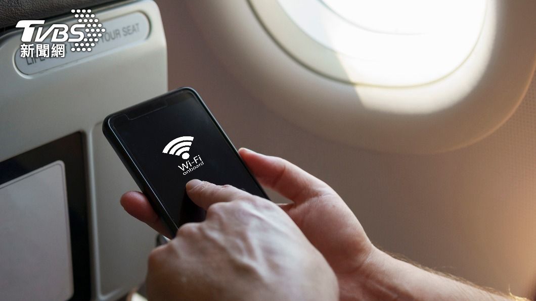 有網友就問大家「機上漫遊服務值得申請嗎？」引發討論。（示意圖／Shutterstock達志影像）