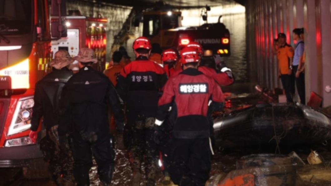 救援人員17日晚間在地下車道內找到最後1名罹難者遺體。（圖／翻攝韓聯社Yonhapnews）