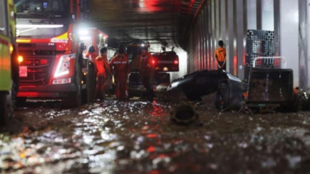 地下道內10多輛車被淹，搜救人員正在努力尋找生還者。（圖／翻攝韓聯社Yonhapnews）