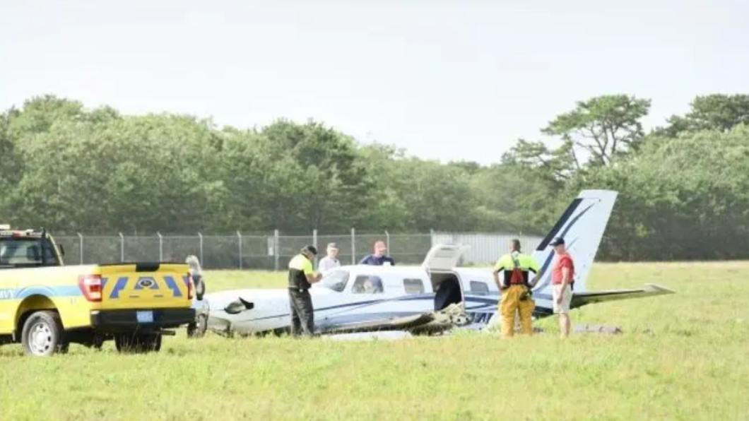 小型飛機緊急迫降機場跑道旁草地。（圖／翻攝自《紐約郵報》）