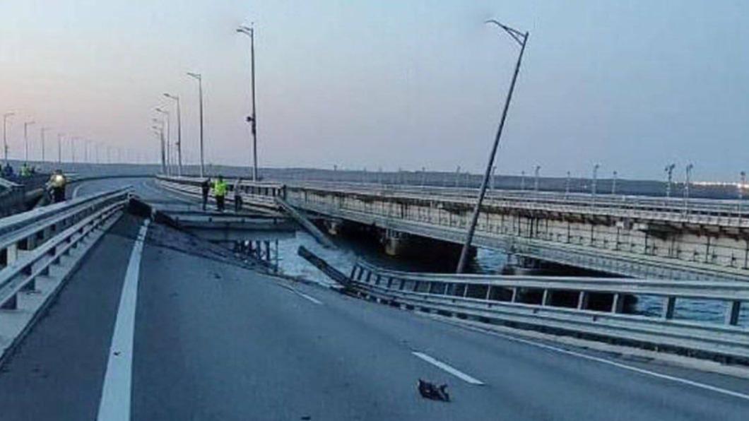 克里米亞大橋驚傳「緊急狀況」受損2死1傷。（圖／翻攝自 推特@ManiacMagic1）