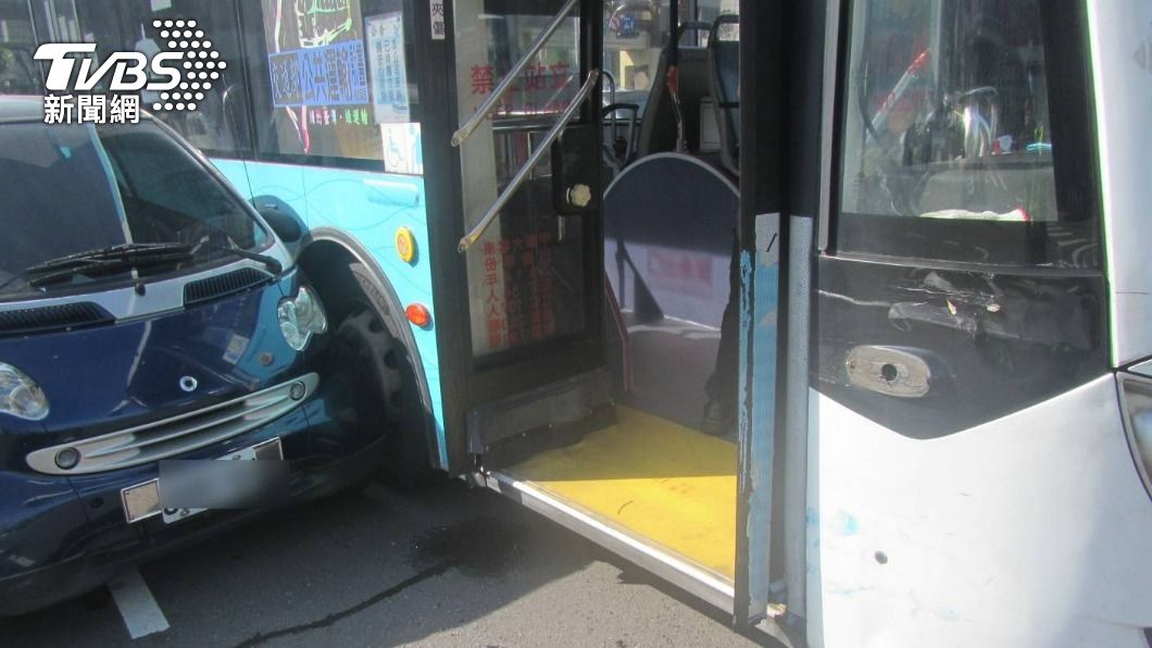 汽車撞上BRT公車。（圖／TVBS）