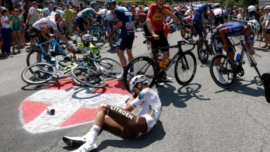 環法自由車賽（Tour de France）16日發生集體摔車意外。（圖／翻攝自《CNN》）