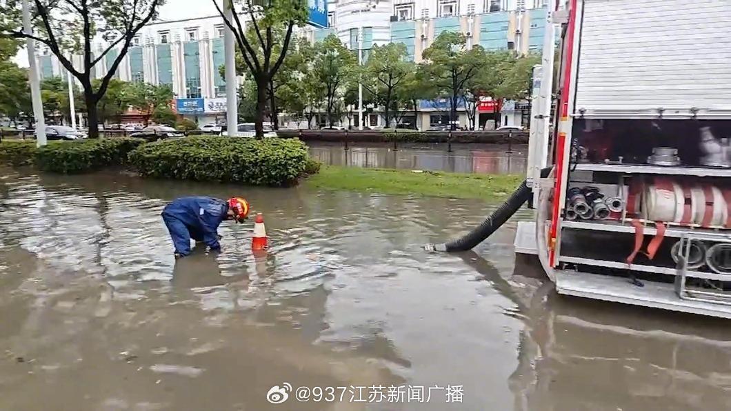 揚州市區多地發生強降雨。（圖／翻攝自江蘇新聞廣播微博）
