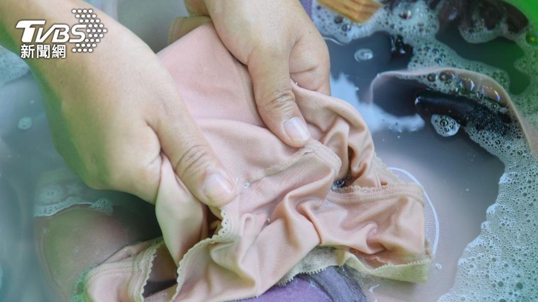 不少女生擔憂衛生問題，會選擇手洗貼身衣物。（示意圖／shutterstock達志影像）
