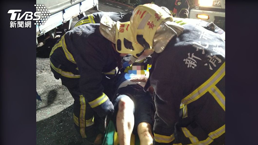 駕駛被救出時一度呼吸困難，緊急送醫。（圖／TVBS）