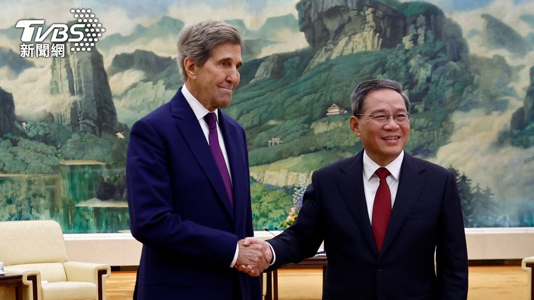 美國氣候特使凱瑞訪問北京。圖為凱瑞與中國國務院總理李強握手致意。（圖／達志影像美聯社）