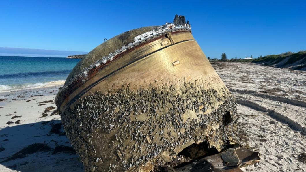 澳洲西部海灘近日出現一個神祕且巨大的「金屬圓柱體」。（圖／翻攝自Twitter）