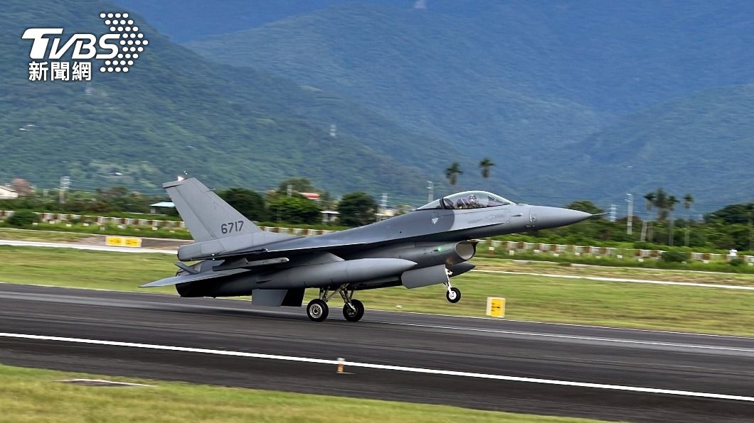漢光今早預演，4架F-16V戰機首次降落，吸引大批機迷朝聖。（圖／中央社）