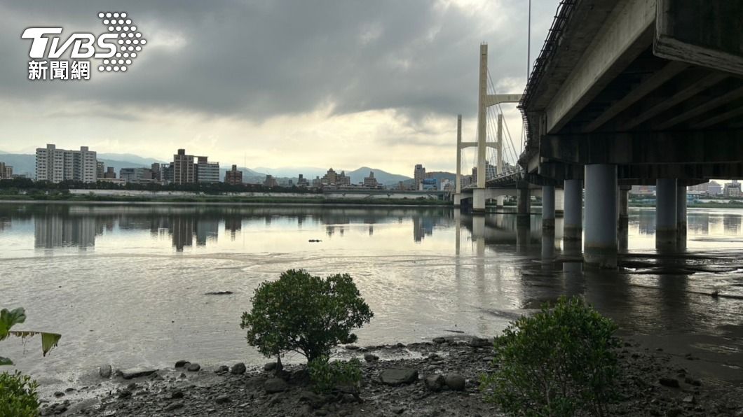 新北重陽橋下驚見男浮屍，警消到場調查。（圖／TVBS）