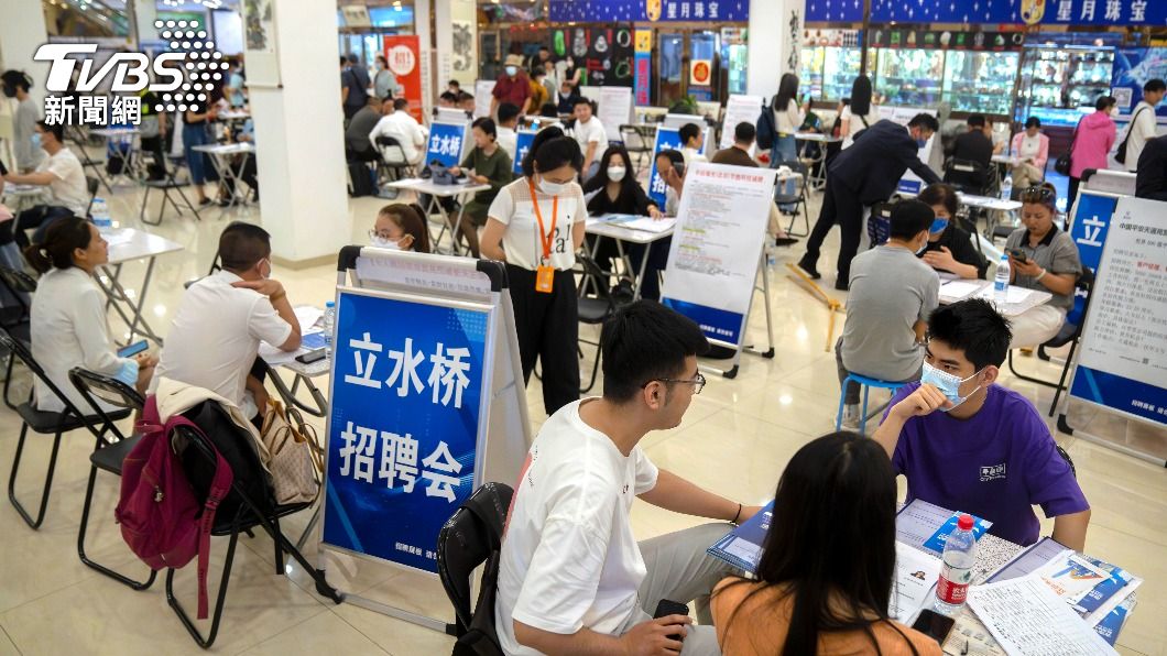 中國青年失業率創下新高，年輕人找不到工作，就算成功就業也很可能得面臨疲勞的加班文化。（圖／達志影像美聯社）