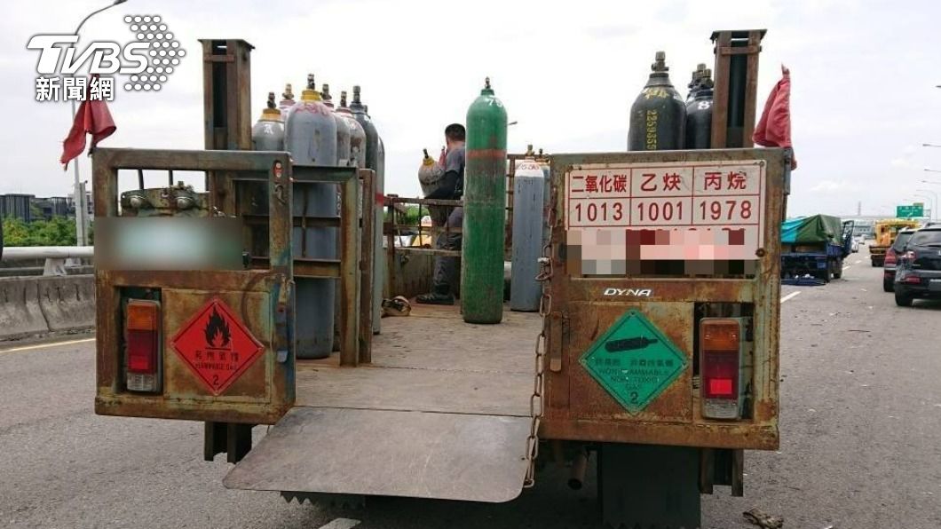 陳男的小貨車上載運氣體鋼瓶。（圖／TVBS）