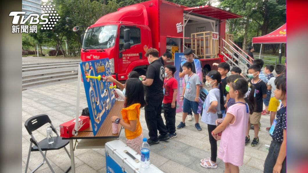新北市消防局舉辦暑假夏令營，現場有學童們最愛的地震車體驗。（圖／TVBS）