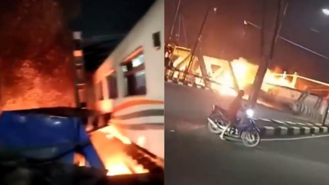 一輛開往雅加達的火車在18日晚間於三寶瓏撞上大卡車後爆炸。（圖／翻攝自@detikcom twitter）