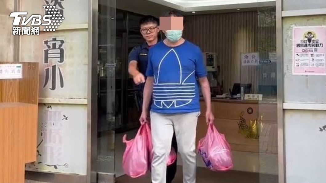 亞東醫院「借錢哥」隨身都帶著三袋垃圾袋裝衣物，藉此取信被害人。（圖／TVBS）