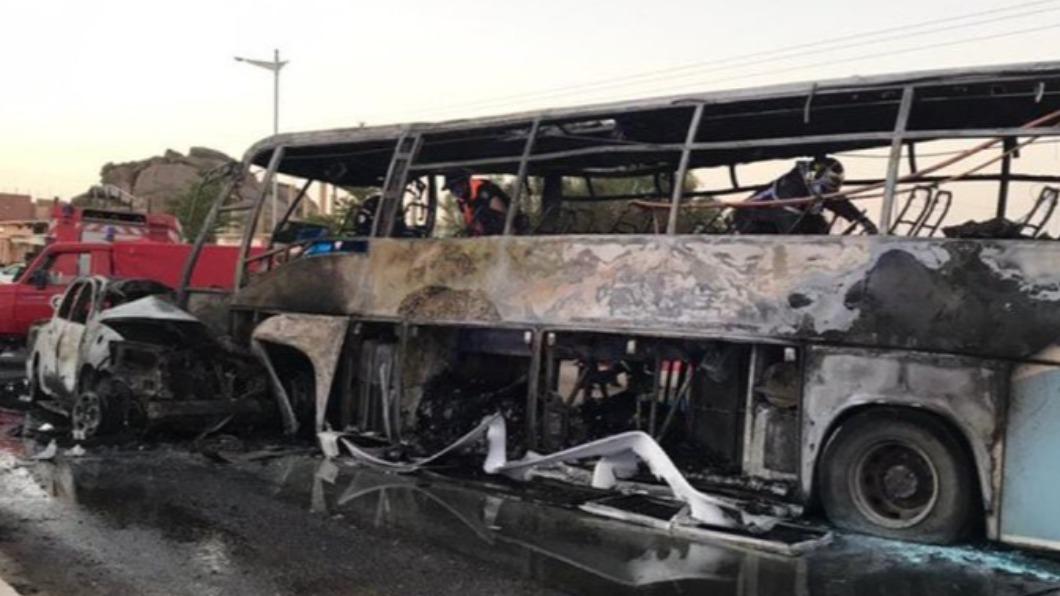 阿爾及利亞發生客運巴士與汽車對撞事故。（圖／翻攝自推特）