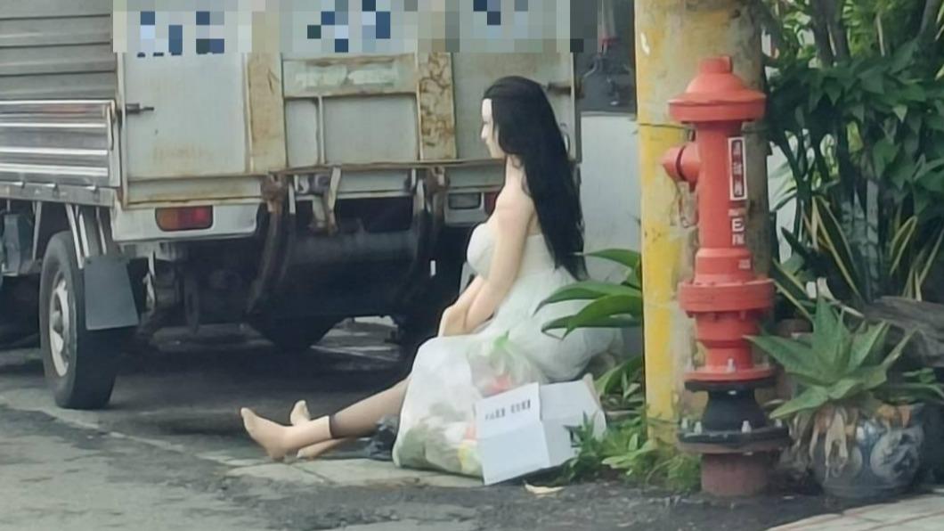 長髮女模特兒被丟在廟前。（圖／翻攝自我愛大甲2）